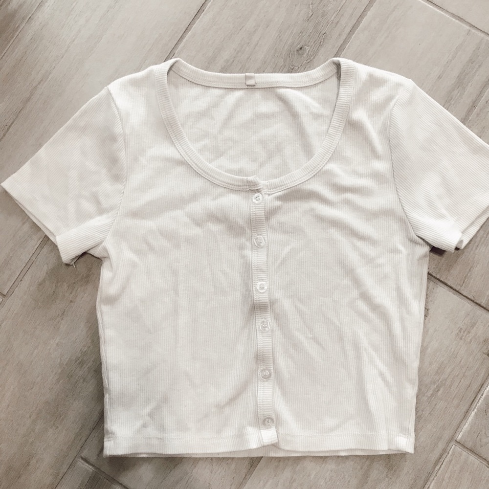 CUTE WHITE BUTTON UP SHIRT
